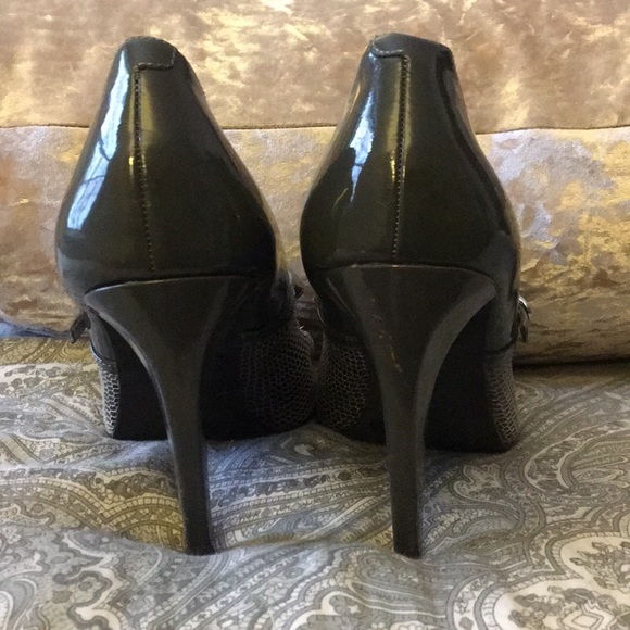 BCBG Grey Leather Snakeskin Pump - Picture 4 of 6